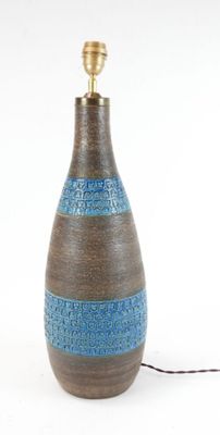 un vase marron et bleu surmonté d'une lampe
