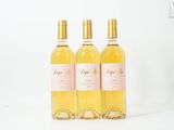 trois bouteilles de vin posées sur une table blanche