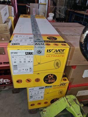 une pile de boîtes empilées les unes sur les autres