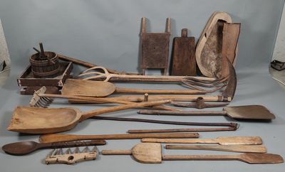 a lot of wooden utensils that are on the table