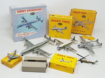 beaucoup d'avions miniatures et de boîtes sur la table