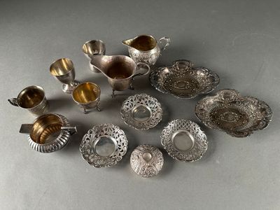 beaucoup d'objets en argent posés sur la table