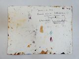 une feuille de papier avec une écriture dessus, posée sur une table