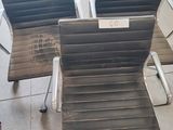 trois chaises qui se trouvent dans une pièce