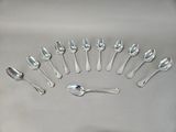 a lot of spoons and spoon spoons arranged in a circle