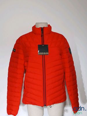 La veste est rouge et porte une étiquette noire.