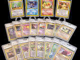 beaucoup de cartes Pokémon posées ensemble sur la table