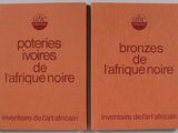 deux livres posés sur une table, sur fond blanc