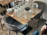 une table sur laquelle se trouvent de nombreux verres vides