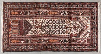 un vieux tapis orné d'un motif