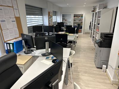 un bureau avec de nombreux bureaux et ordinateurs
