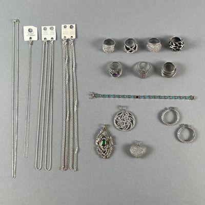 beaucoup d'objets en argent posés sur une table