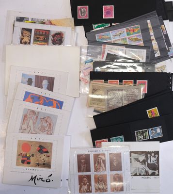 plusieurs types de timbres différents sur une table