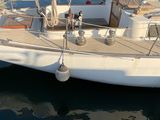 un voilier blanc amarré dans l'eau