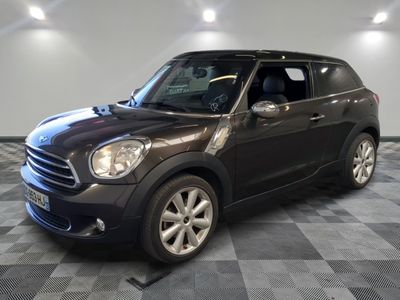 La Mini Countryman est garée sur un sol en carrelage à damier