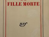 la couverture d'un livre sur laquelle figure l'image d'une horloge