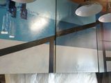 trois lampes suspendues au plafond au-dessus d'un lit