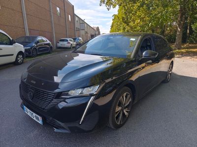 une photo d'une voiture noire garée sur le bord de la route