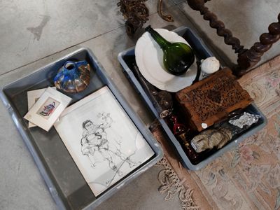 une table sur laquelle se trouvent une bouteille de vin et un plateau orné d'un dessin