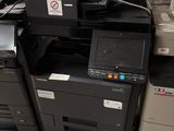 many different types of printers on display in a store