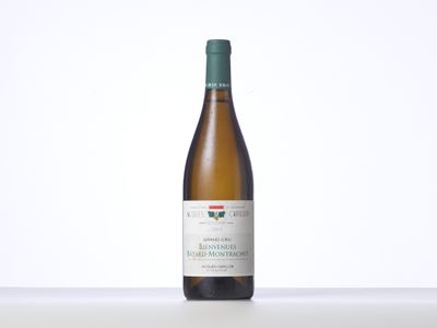 une bouteille de vin blanc posée sur une table