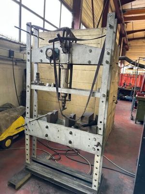 une machine qui se trouve à l'intérieur d'un bâtiment
