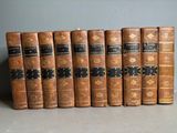 six vieux livres sont alignés sur une table