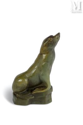 une image représentant une statue d'un chien assis sur un rocher