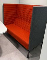 Canapé à haut dossier recouvert de feutrine orange et gris a… (photo 3)