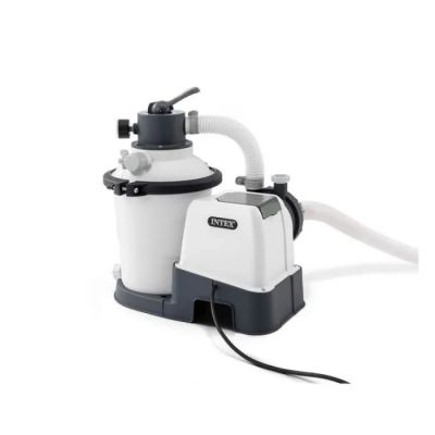un gros plan d'un aspirateur et d'un tuyau sur fond blanc