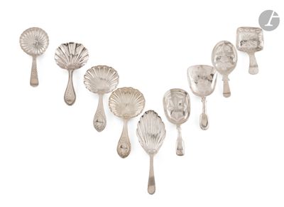 six cuillères en argent et des cuillères à soupe posées sur une surface blanche