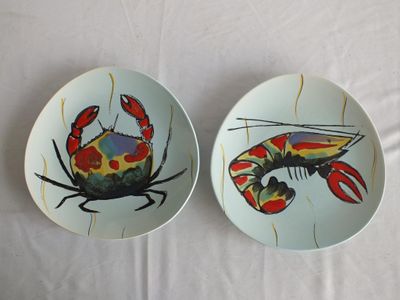 deux assiettes ornées de motifs représentant des crabes et des homards