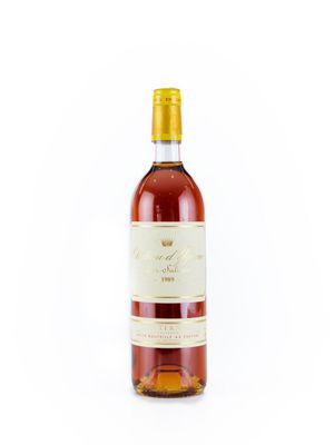 une bouteille de vin posée sur une surface blanche