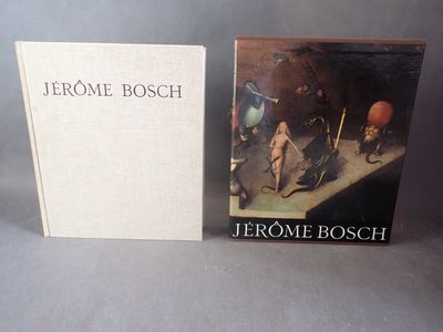deux livres posés l'un à côté de l'autre sur une table