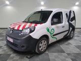 une petite camionnette blanche avec une bande rouge et blanche sur le côté