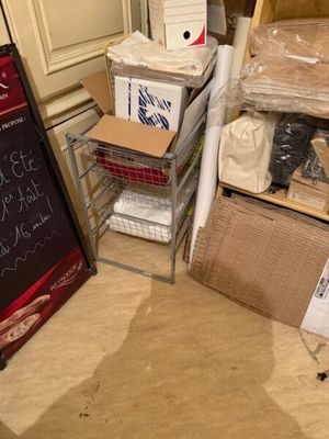 plein de cartons, les uns à côté des autres, par terre dans la cuisine