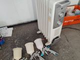 un radiateur posé à côté d'un tas d'outils