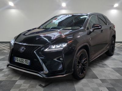 Le SUV Lexus noir est garé sur un sol à damier.