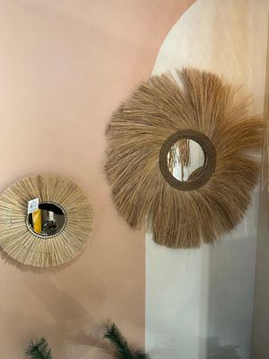 deux miroirs ronds accrochés au mur au-dessus d'une baignoire