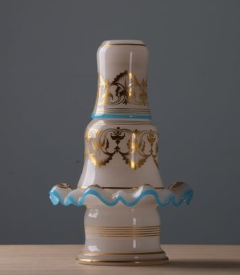 Service verre d'eau en opaline blanche et bleutée à décor d'arabesques - Photo 1