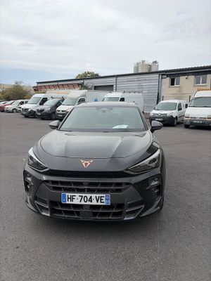 une voiture noire garée dans un parking