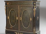 une armoire noire et dorée à deux portes