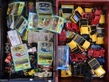 une boîte rouge remplie de petites voitures et d'autres jouets