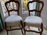 deux chaises placées devant une fenêtre