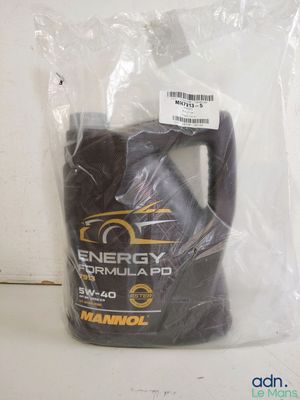 un sac en plastique contenant une bouteille d'huile moteur