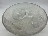un saladier en verre transparent orné d'un motif circulaire