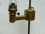 une lampe à huile à l'ancienne posée sur un pied