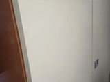 une photo d'un réfrigérateur se trouvant dans une pièce