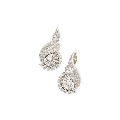 paire de boucles d'oreilles en diamant sur fond blanc