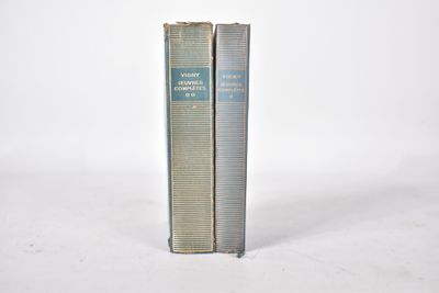 deux livres posés côte à côte sur une surface blanche